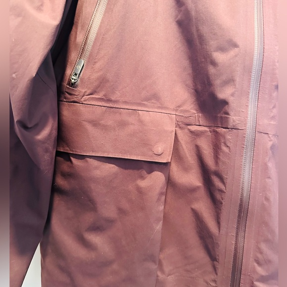lululemon | StretchSeal Relaxed-Fit Rain Jacket - Burgundy - Picture 2 of 4